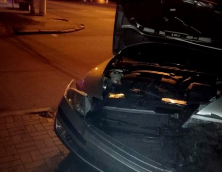 В центрі Кропивницького опівночі не розминулися дві автівки. ФОТО
