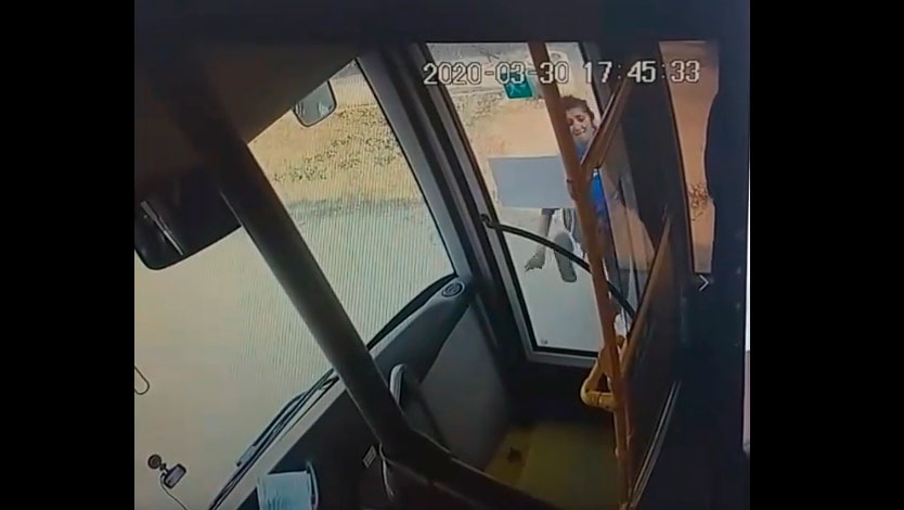 У Кропивницькому чоловік і жінка розбили скло автобуса через прохання надіти маски. ВІДЕО