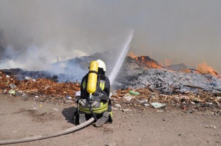 Вчора ввечері рятувальники повністю ліквідували пожежу на сміттєзвалищі в Кропивницькому