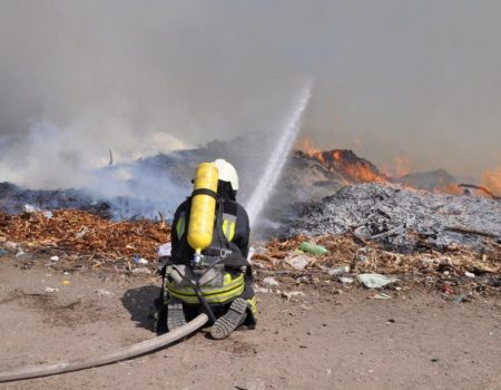 Вчора ввечері рятувальники повністю ліквідували пожежу на сміттєзвалищі в Кропивницькому