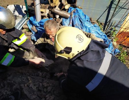 У Долинській рятувальники дістали чоловіка з-під заваленої стіни сараю. ФОТО