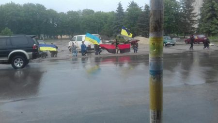 Жителі Знам’янки на колінах під дощем зустрічали тіло загиблого 24-річного героя