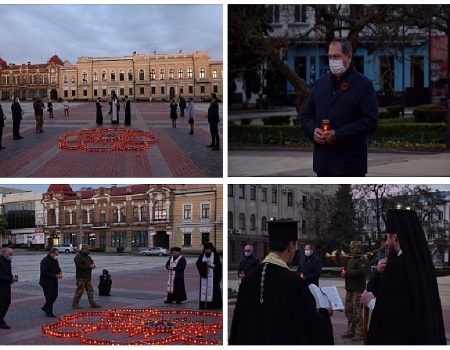 У Кропивницькому запалили свічки та провели молебень на площі. ФОТО