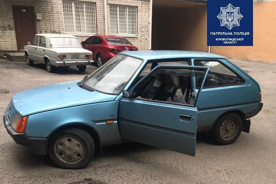 Кропивничанин за 10 хвилин &#8220;відзначився&#8221; погрозами ножем і розбитим склом чужого авто. ФОТО