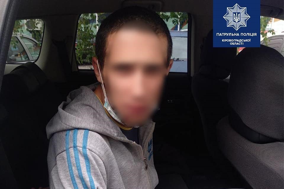 Кропивничанин за 10 хвилин &#8220;відзначився&#8221; погрозами ножем і розбитим склом чужого авто. ФОТО