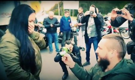 Освідченням по-байкерськи кропивничанин привітав дівчину з 10-ою річницею кохання. ВІДЕО