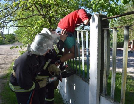 У Кропивницькому рятувальники зняли зі шкільного паркану підлітка. ФОТО
