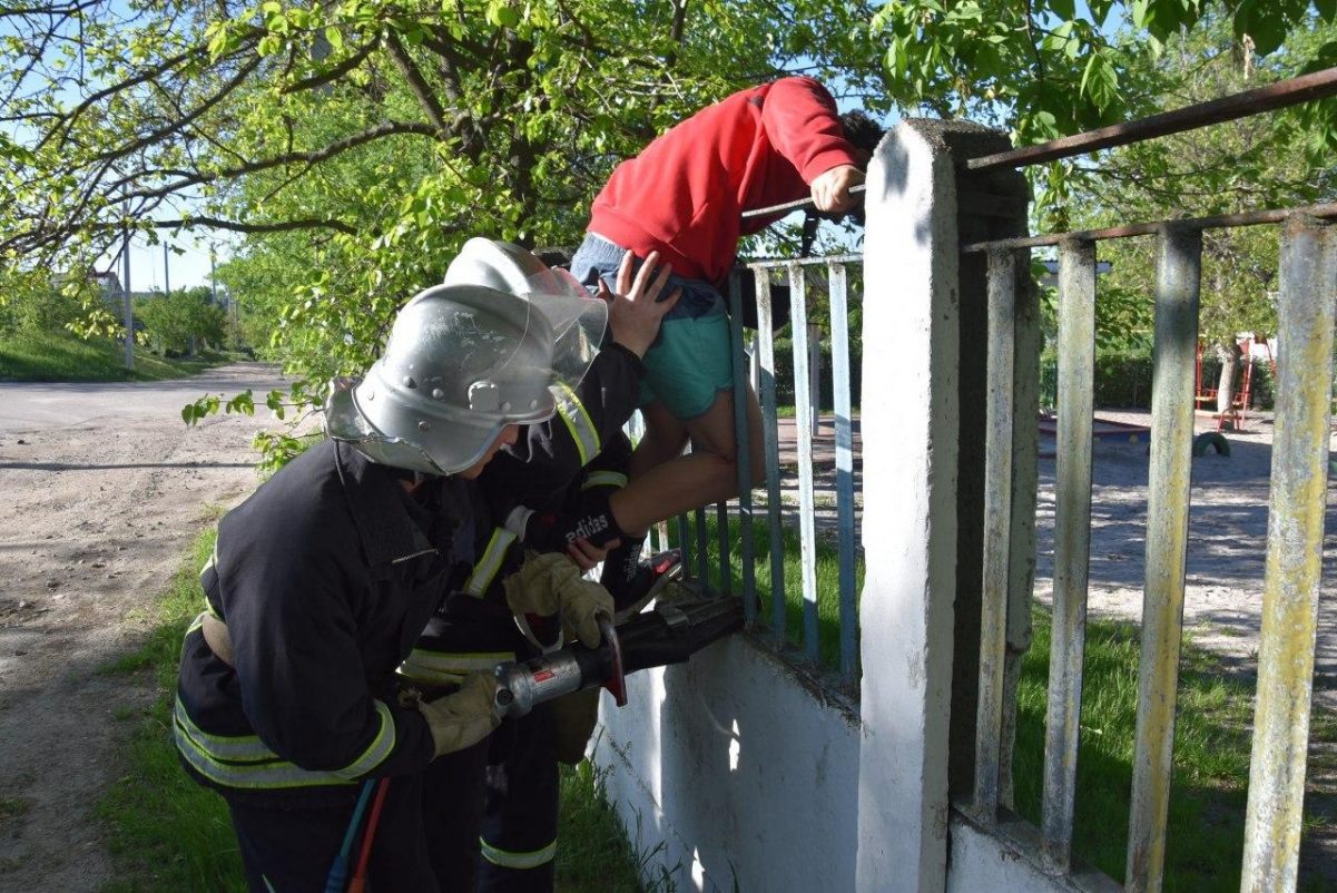 У Кропивницькому рятувальники зняли зі шкільного паркану підлітка. ФОТО