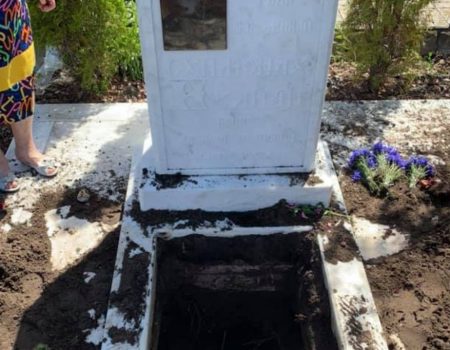 Священник, який намагався викопати “свого колегу” на кладовищі в Кропивницькому, перебуває на лікуванні. ВІДЕО