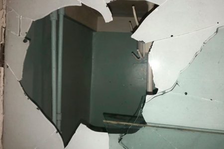 У Кропивницькому чоловік розбив вікно травмпункту, бо образився на лікаря