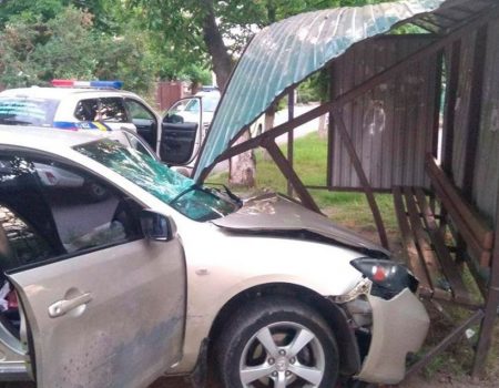 22-річний п’яний водій розтрощив зупинку в Кропивницькому. ФОТО