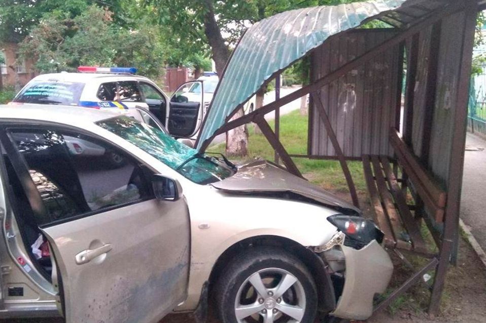 22-річний п&#8217;яний водій розтрощив зупинку в Кропивницькому. ФОТО