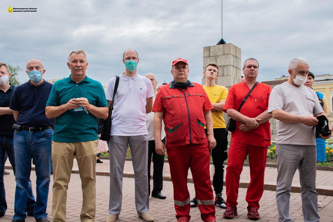 На головній площі Кропивницького виставили портрети медиків та вручали відзнаки. ФОТО