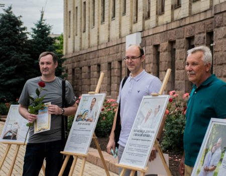 На головній площі Кропивницького виставили портрети медиків та вручали відзнаки. ФОТО