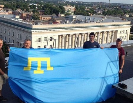Над площею у Кропивницькому підняли кримськотатарський прапор
