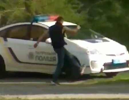 У Кропивницькому суд зобов’язав хулігана заплатити за пошкодження “Toyota Prius” патрульних