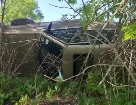 На Кіровоградщині внаслідок ДТП автівка перекинулась на узбіччя. ФОТО