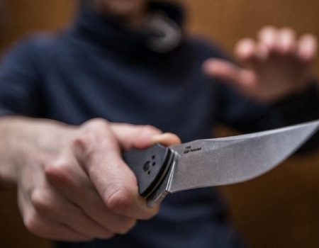 Житель Кіровоградщини накинувся з ножем  на поліцейського