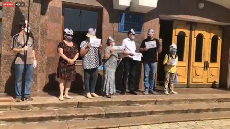 У Кропивницькому біля ОДА мітингують проти капітуляції в масках мишей