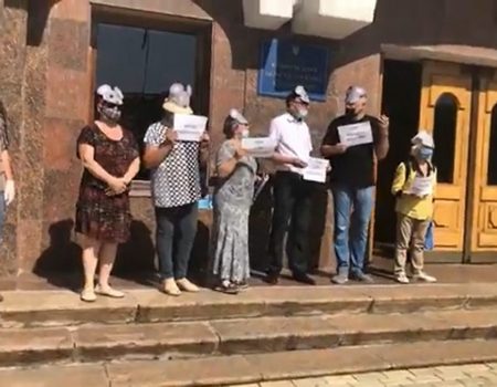 У Кропивницькому біля ОДА мітингують проти капітуляції в масках мишей