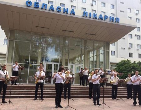 У Кропивницькому професійний оркестр зіграв для медиків обласної лікарні