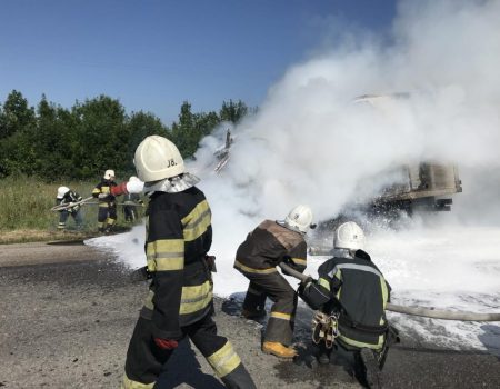 На Кіровоградщині на дорозі згорів вантажний фургон. ФОТО