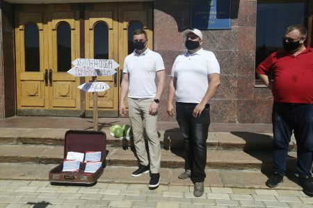 Під стінами Кіровоградської ОДА відбулася акція “Чемодан-вокзал-Херсон”