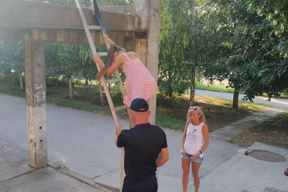 Рятувальники зняли з небезпечної висоти дитину, що залізла на недобудову в Долинській