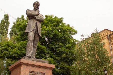У Кропивницькому пам’ять Володимира Винниченка вшанували покладанням квітів та дискусією. ВІДЕО