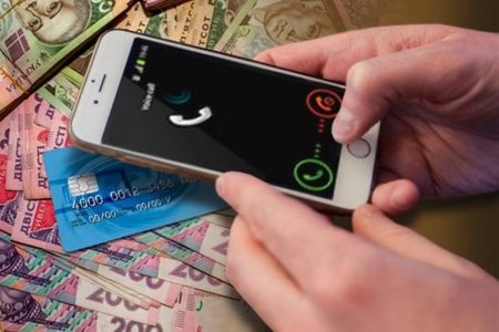 Жителька Кіровоградщини попалася на тому, що пересилала собі гроші з чужої кредитки