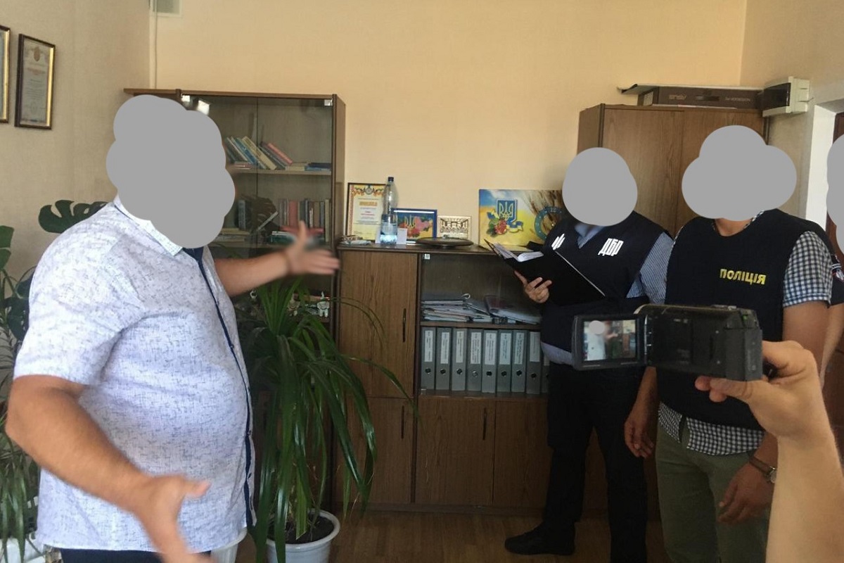 Кіровоградщина: посадовця управління Держпраці викрили на хабарі