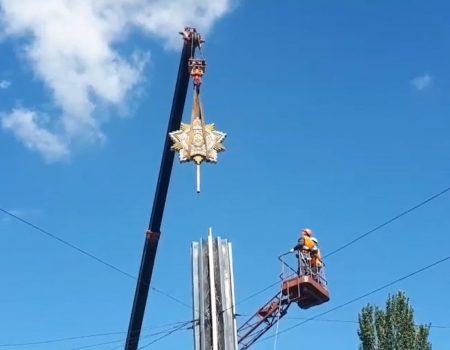 У Кропивницькому на площі Дружби Народів демонтували радянську символіку