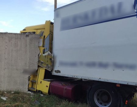 У Кропивницькому вантажівка протаранила бетонний паркан. ФОТО