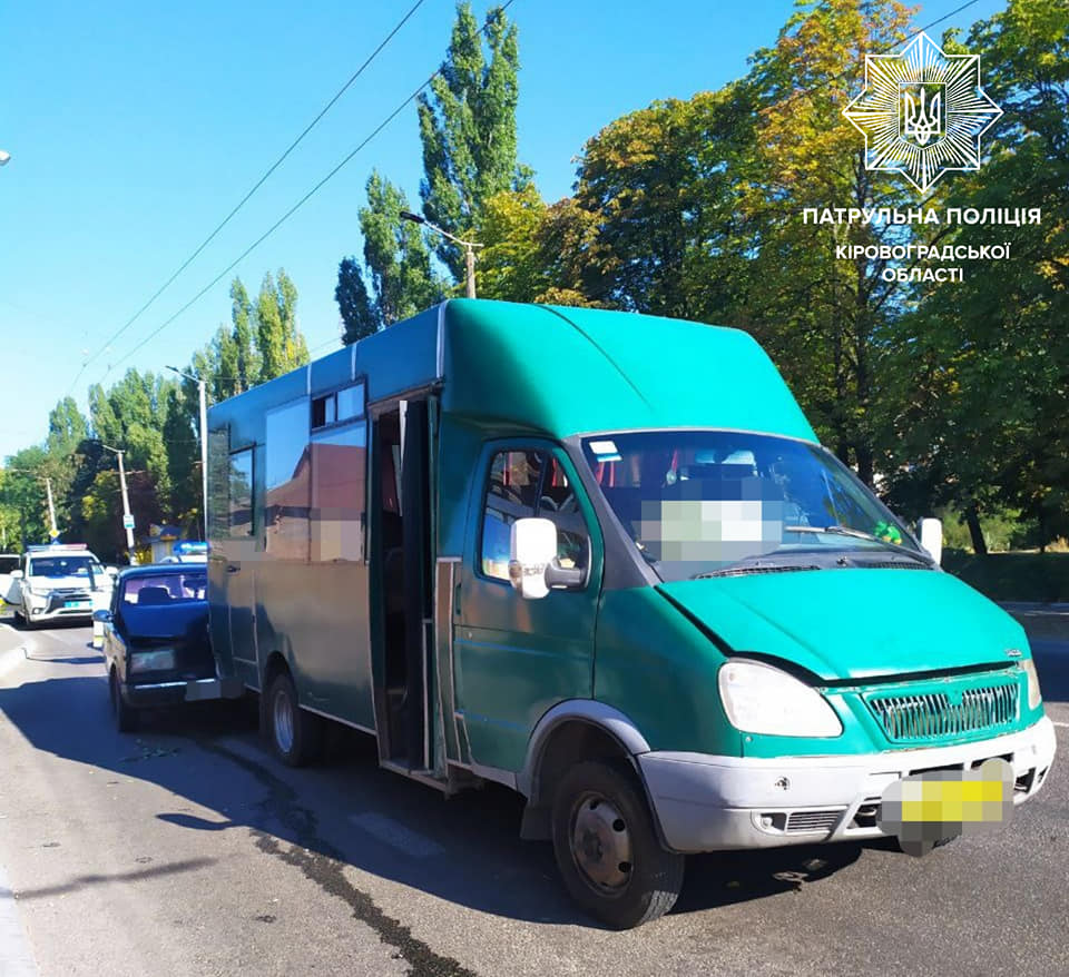 У Кропивницькому п&#8217;яний водій врізався в маршрутку. ФОТО