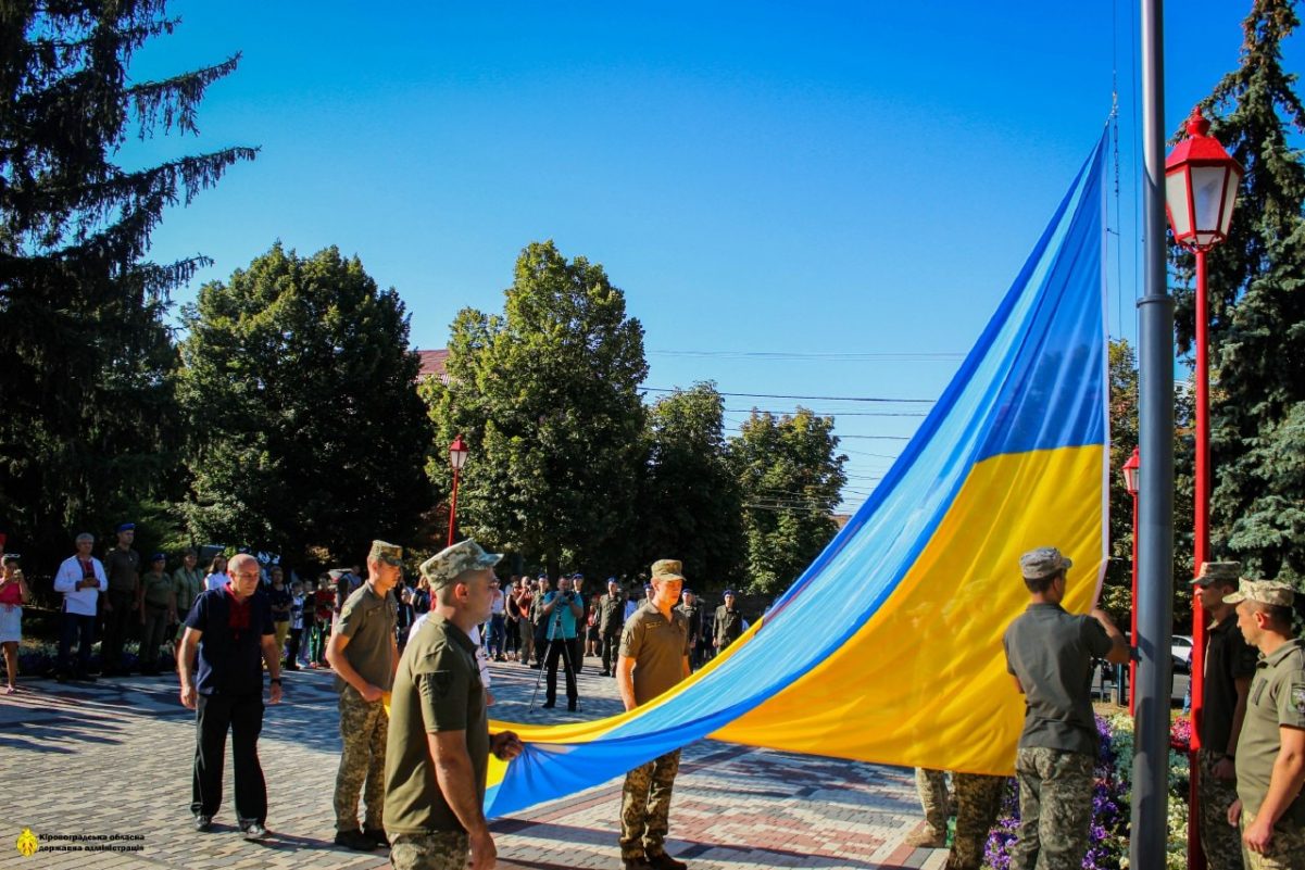 У Кропивницькому батьки загиблих героїв підняли державний прапор України