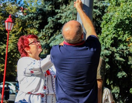 У Кропивницькому батьки загиблих героїв підняли державний прапор України