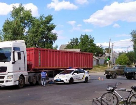 У Кропивницькому жінка загинула під колесами вантажівки. ФОТО