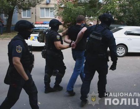 Кропивничанин побив адвоката й погрожував пістолетом поліції. ФОТО