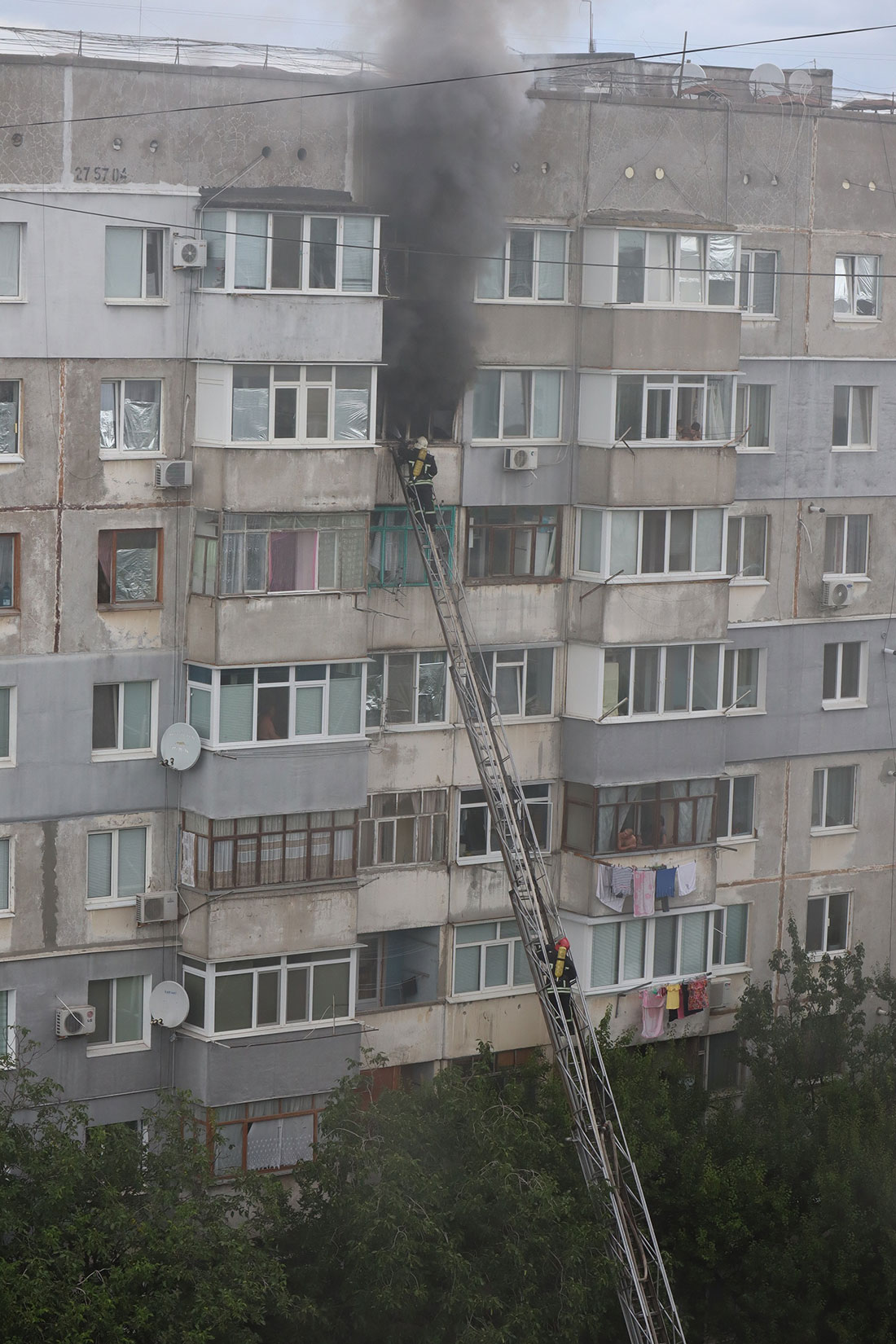 У Кропивницькому приборкали пожежу на 8-ому поверсі й урятували чоловіка. ФОТО. ВІДЕО