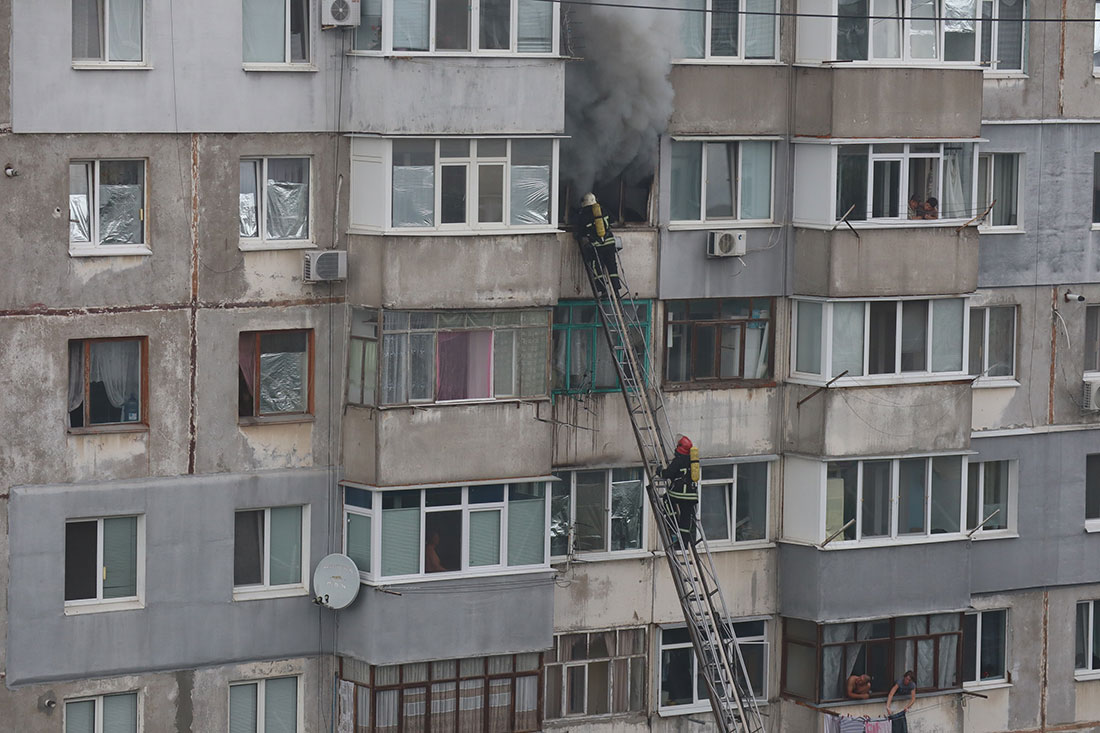У Кропивницькому приборкали пожежу на 8-ому поверсі й урятували чоловіка. ФОТО. ВІДЕО