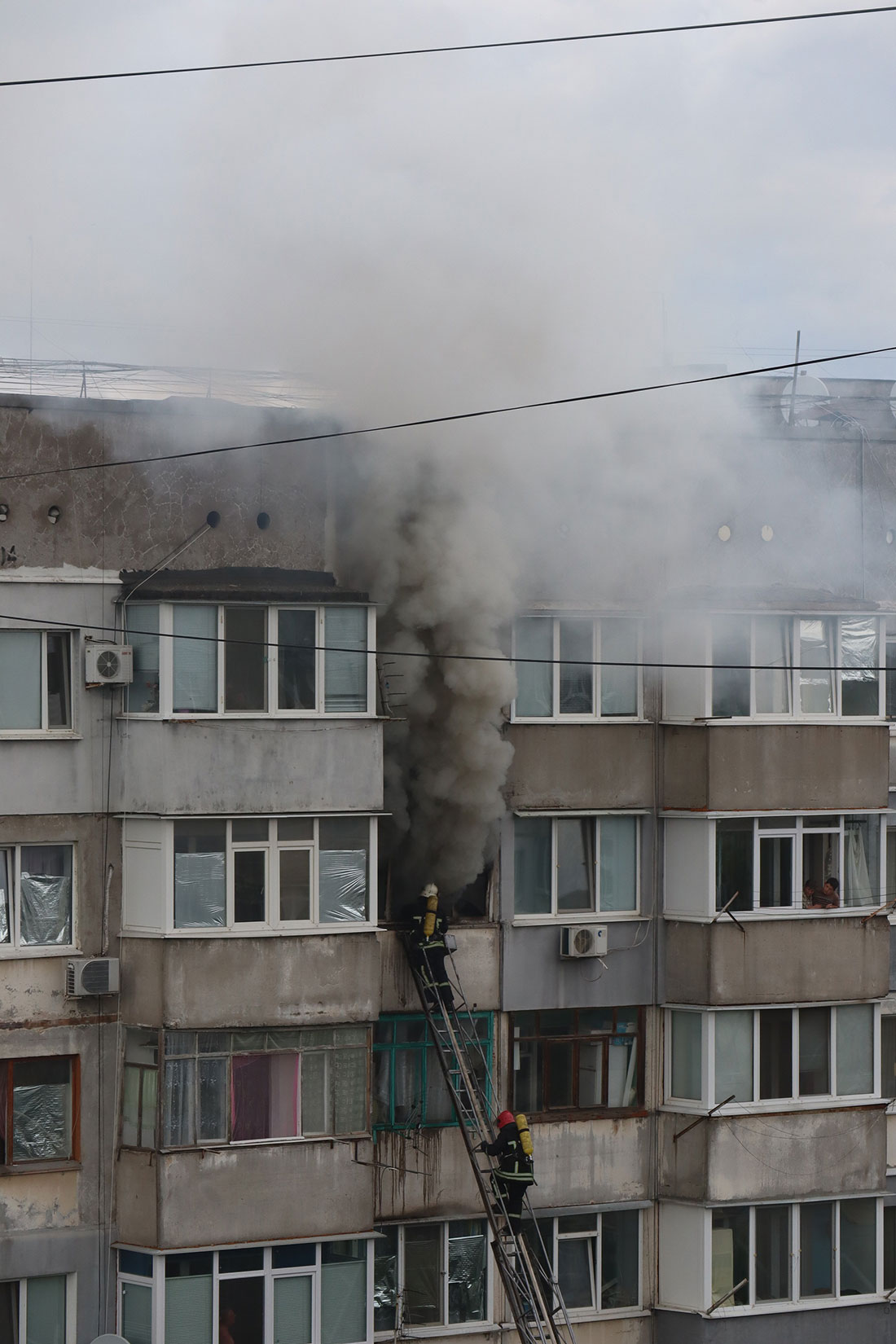 У Кропивницькому приборкали пожежу на 8-ому поверсі й урятували чоловіка. ФОТО. ВІДЕО