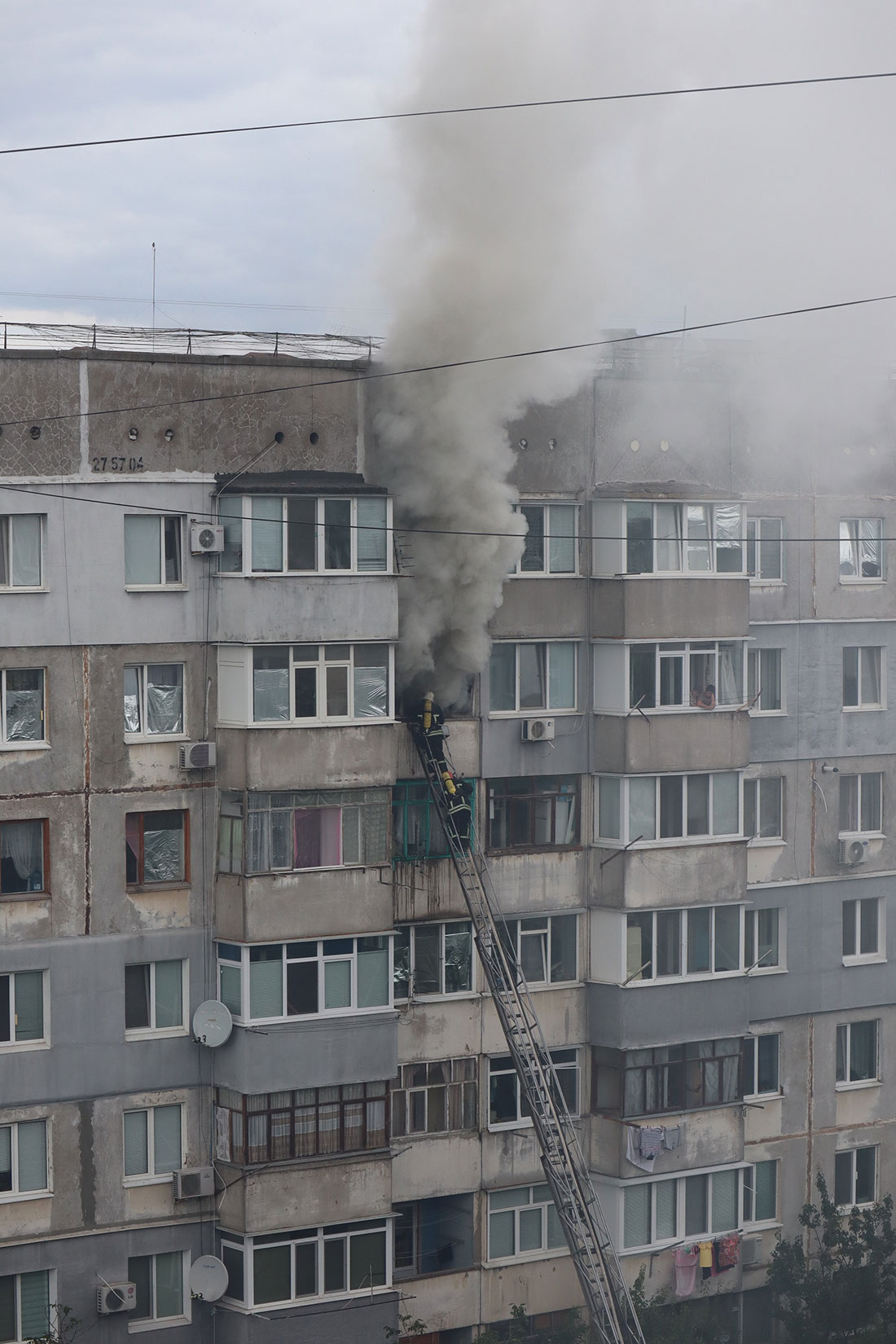 У Кропивницькому приборкали пожежу на 8-ому поверсі й урятували чоловіка. ФОТО. ВІДЕО