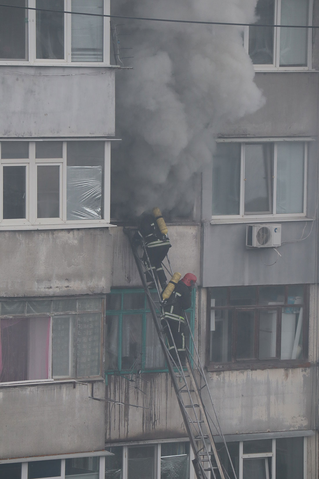 У Кропивницькому приборкали пожежу на 8-ому поверсі й урятували чоловіка. ФОТО. ВІДЕО