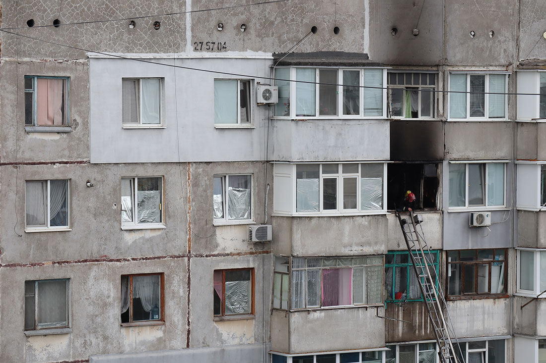 У Кропивницькому приборкали пожежу на 8-ому поверсі й урятували чоловіка. ФОТО. ВІДЕО