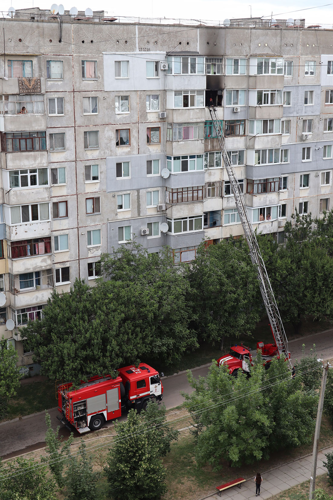 У Кропивницькому приборкали пожежу на 8-ому поверсі й урятували чоловіка. ФОТО. ВІДЕО