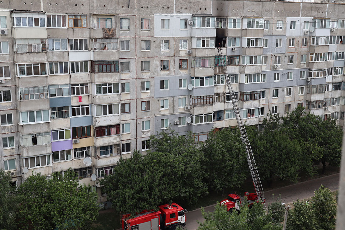 У Кропивницькому приборкали пожежу на 8-ому поверсі й урятували чоловіка. ФОТО. ВІДЕО