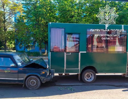 У Кропивницькому п’яний водій врізався в маршрутку. ФОТО