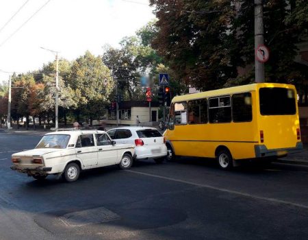 У Кропивницькому сталася ДТП із двома авто та маршруткою