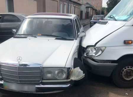 У Кропивницькому зіткнулись два мерседеса. ФОТО