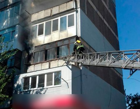 У Кропивницькому під час пожежі у квартирі бійці ДСНС врятували чоловіка